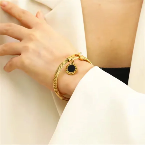 Rope Roman Digital Hang Tag  Horseshoe Buckle
18K Gold Plated 

Stainless Steel - Picture 5 of 6